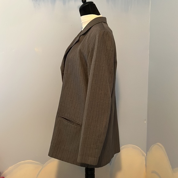 Alfred Dunner Women’s gray/purple plaid design, missing 1 button size 14,$13 - Picture 4 of 7